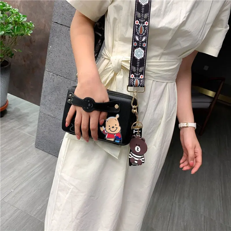 

2021 New Disney Ladies One-shoulder Messenger Bag Fashion Cartoon Pooh Bear Pu Zipper Cute Girl Small Square Bag with Pendant
