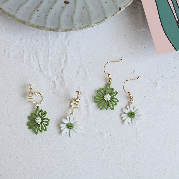 

Small daisy Japan&Korea small fresh and contrast color asymmetrical simple&gentle temperament earrings ear clip jewelry female