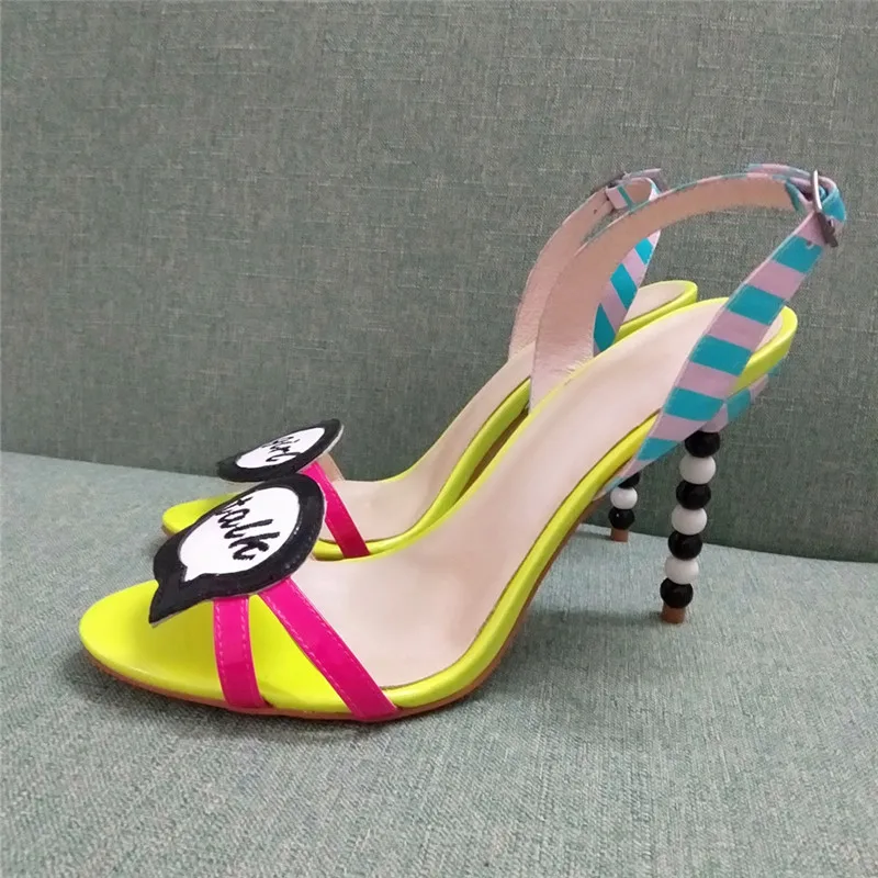 Разноцветные Босоножки на каблуке, украшенные бисером; женская обувь ярких цветов; Босоножки с открытым носком на необычном высоком каблуке, украшенные буквами; босоножки из лакированной кожи;