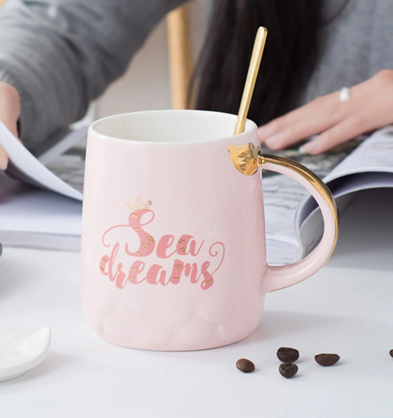 

450 мл 3D рельефная кружка Русалка с крышкой и ложкой, мультяшная Золотая кофейная чашка, креативная чашка для мужчин и женщин, чашки для чая и ...