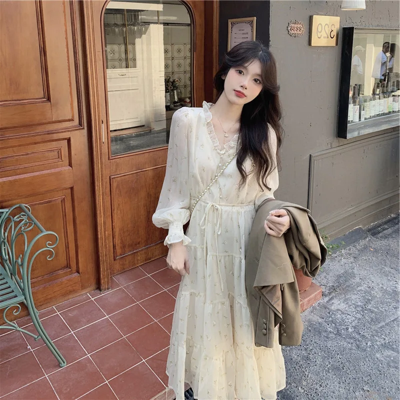 

Long sleeve floral dress with gentle temperament