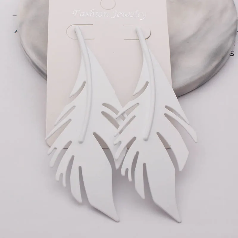 Женские длинные серьги-гвоздики с большими листьями и перьями | Украшения