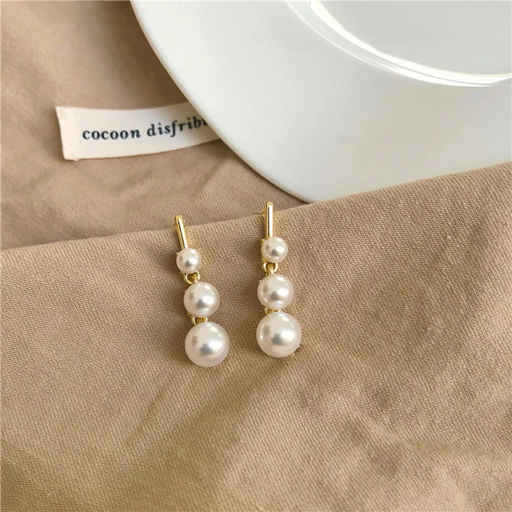 

South Korea Retro Elegant Three Pearl Earrings 2021 New Sexy Fashion Personality Sweet Earrings Women Jewelry Gifts