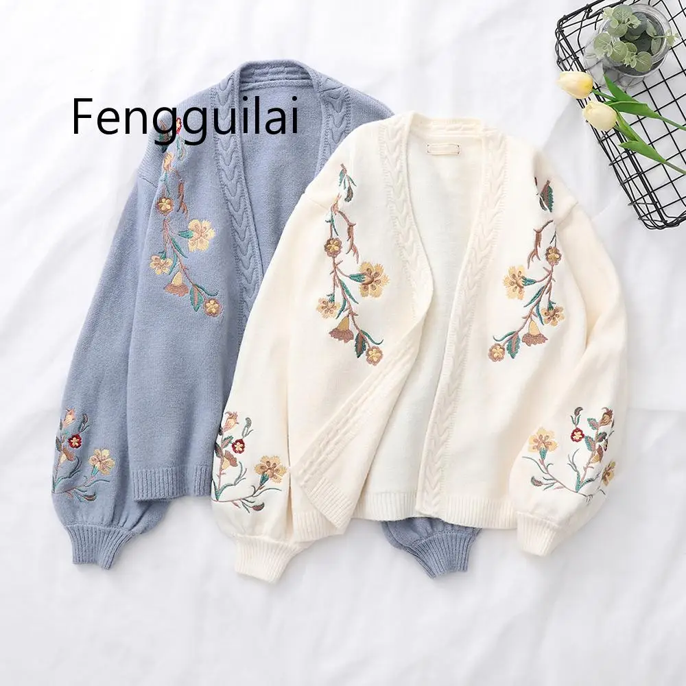 Весенний вязаный свитер с рукавами фонариками и цветочной вышивкой осенние