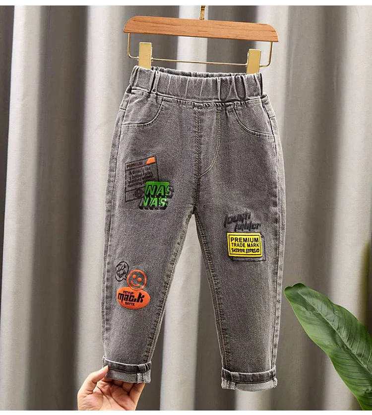 

Джинсы для мальчиков на весну и осень, детские свободные облегающие брюки, детские Красивые свободные джинсы с мультяшным рисунком