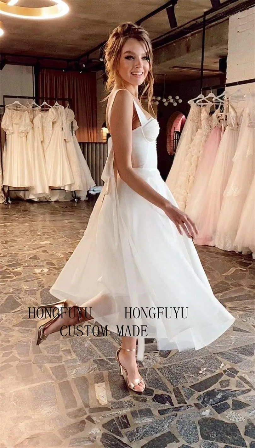 Короткое вечернее платье атласное ярко-синее сексуальное на бретелях-спагетти с