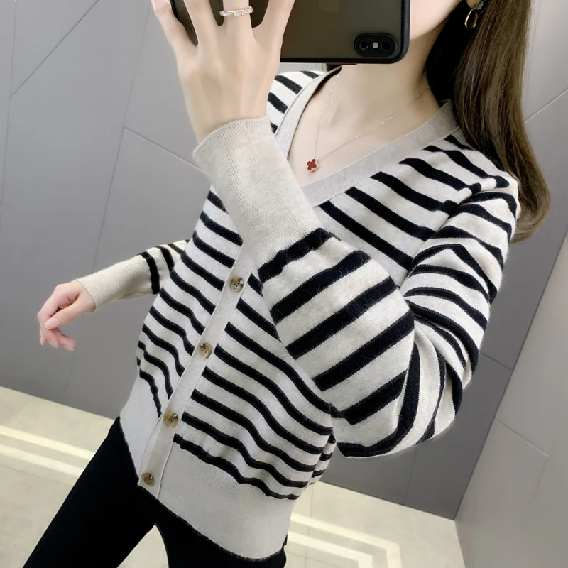 Трикотажный кардиган с V-образным вырезом в полоску |