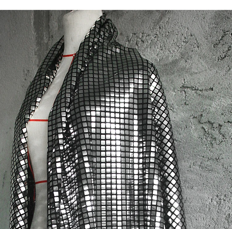 Серебряная квадратная блестящая односторонняя стрейчевая ткань ширина 140 см