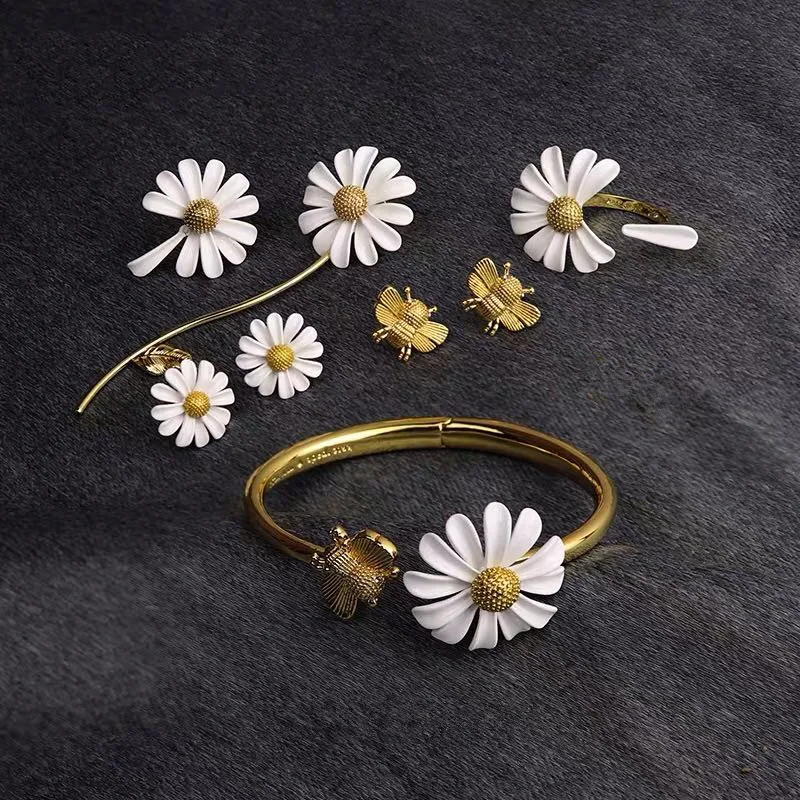 Новые золотые маленькие серьги ромашки ожерелье в виде пчелы с цветами