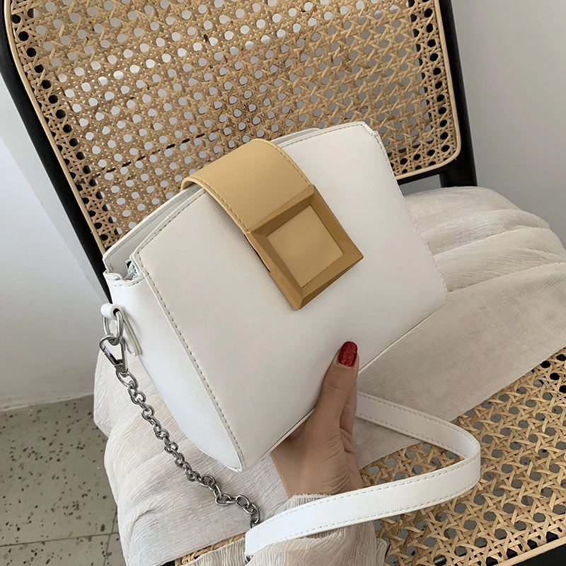 

Новинка 2021, дизайнерская сумка через плечо для женщин, модные шикарные сумочки на цепочке и сумочках, Женский мини-клатч на плечо из искусст...