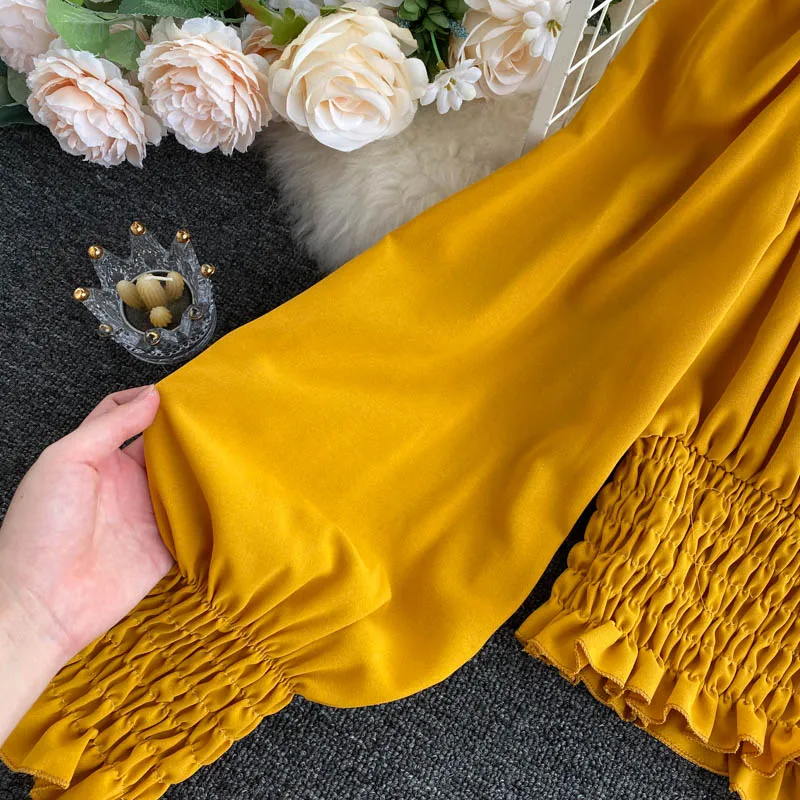 Женская блуза с квадратным вырезом коротким рукавом-фонариком и поясом на