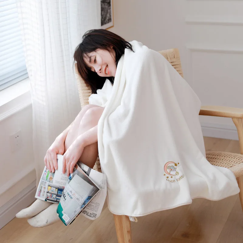 

Embroidered Bath Towel Thickened Absorbent Soft Bath Towel for Adult Couples