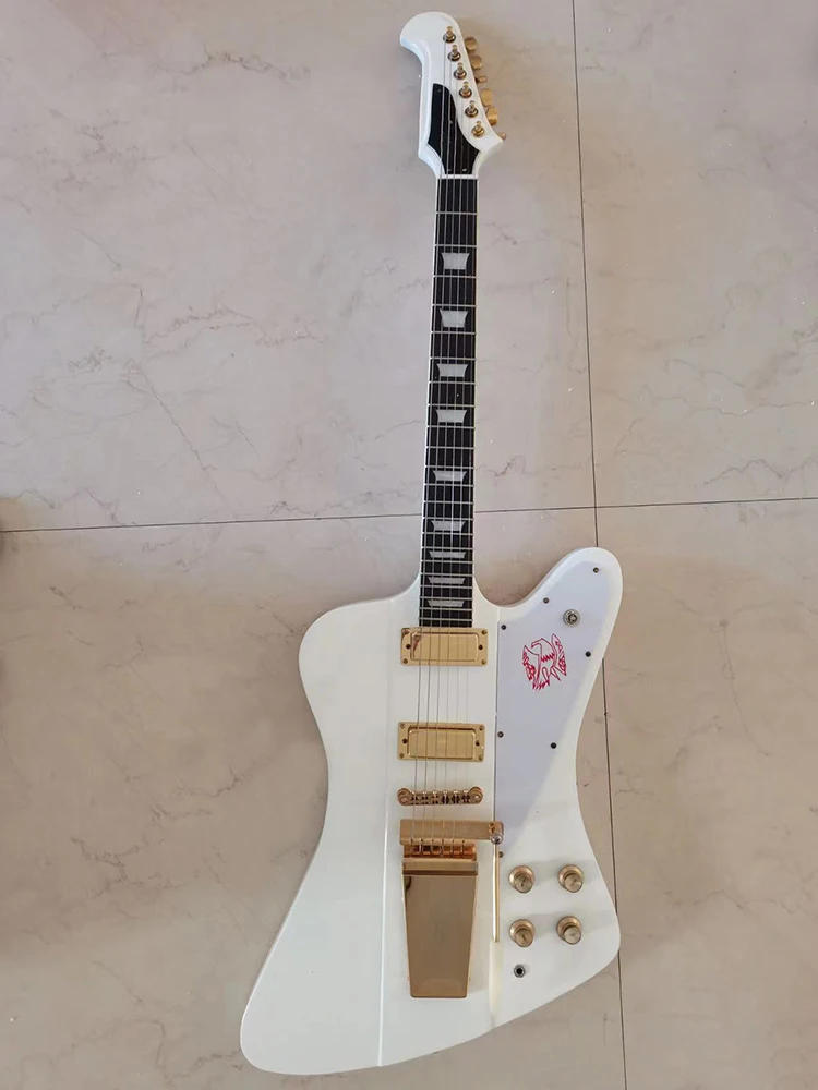 Classic Firebird guitar, quality accessories, large rocker vibrato system, large fingerboard, good feel and good timbre.