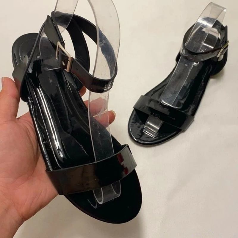 Сандалии женские из лакированной кожи пляжные босоножки на плоской подошве