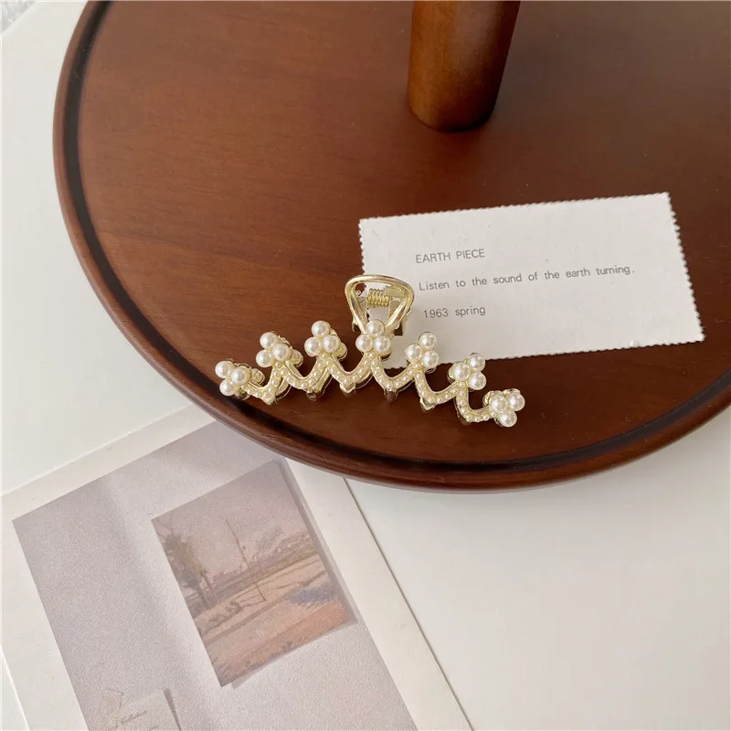 

2021 New Fashion Women Hair Claws Pearl Hair Crab Clamp Hairgrip Matte Metal Hair Clip Claw Hair Accessories For Women Party