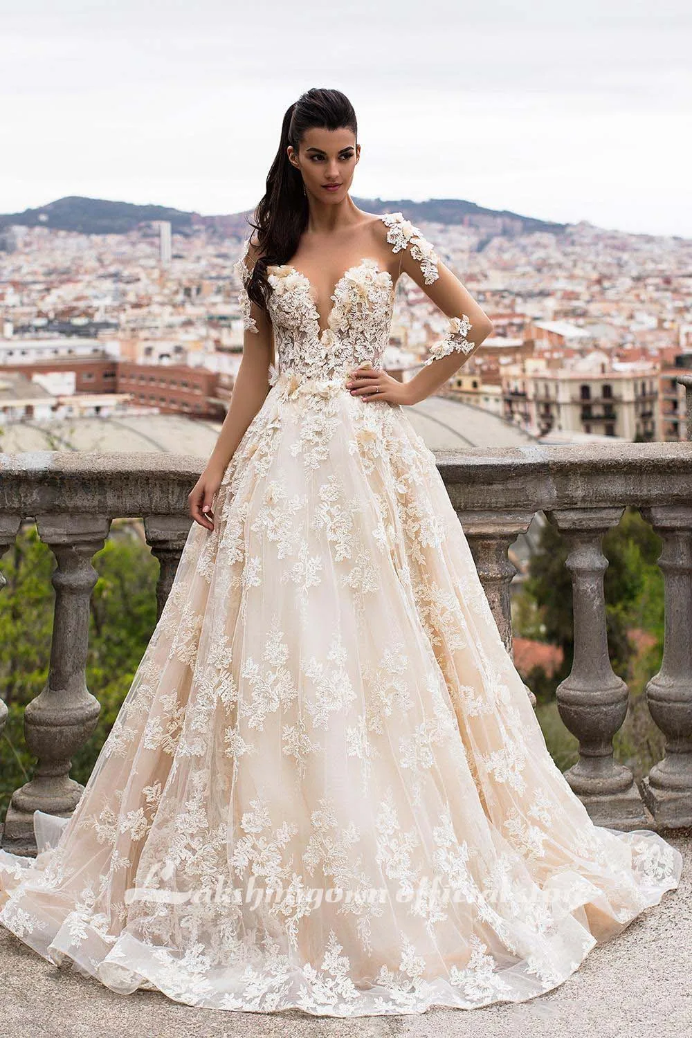 

Dubai 3D Floral Appliques Lace Wedding Dresses Vintage Champagne Illusion Nude Long Sleeves Backless Ball Gown Lace Bridal Gowns