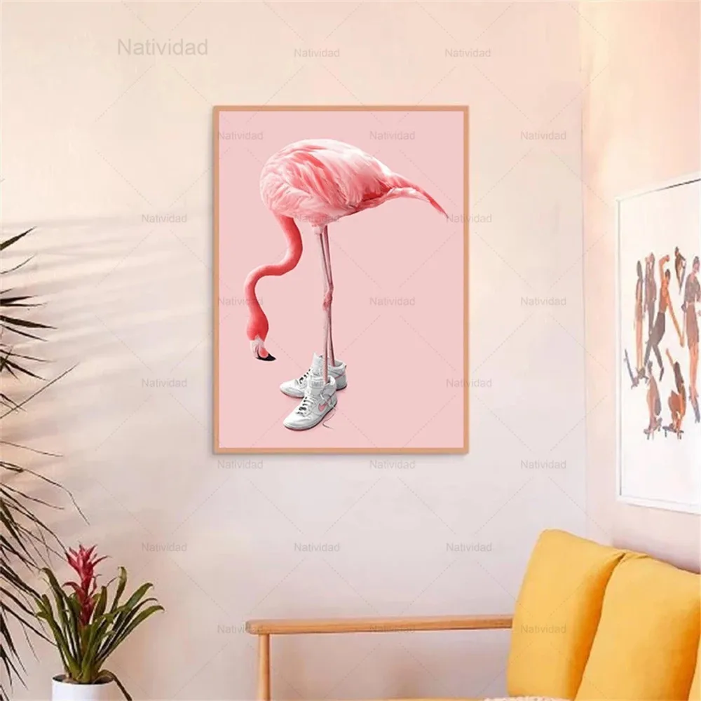 Плакат с изображением забавных фламинго, катающихся на скейте, на холсте для украшения дома в гостиной или спальне.