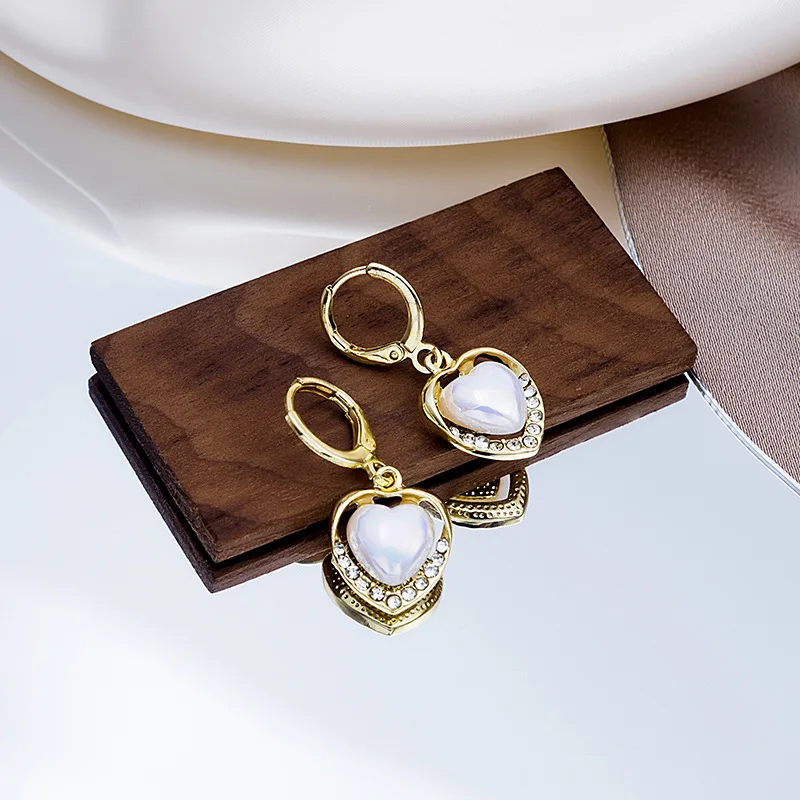 

Серьги-гвоздики женские блестящие с жемчугом и сердцем