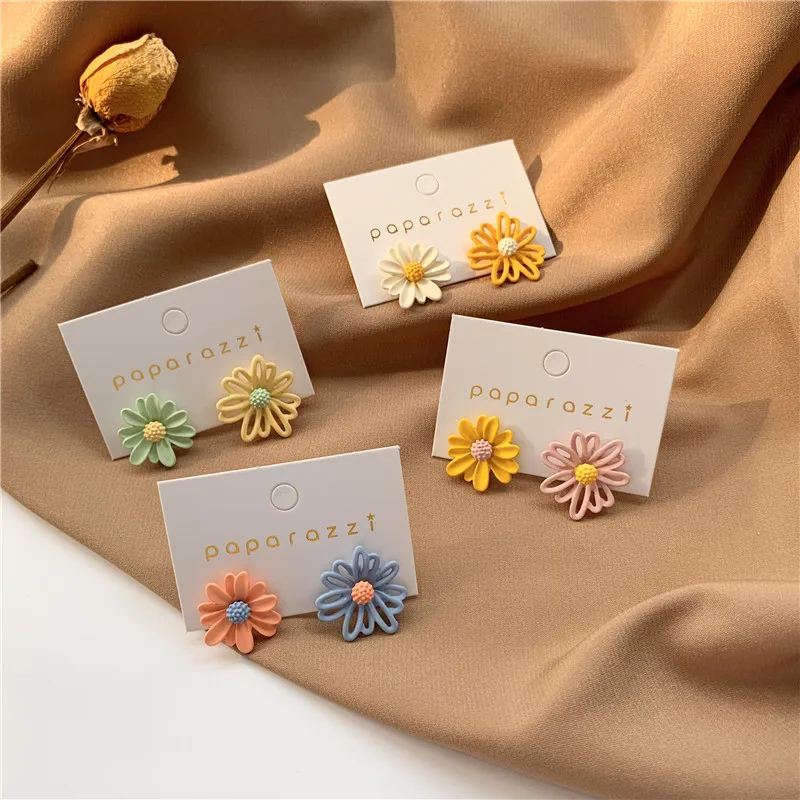 Маленькие свежие милые маленькие серьги с ромашками простые женские