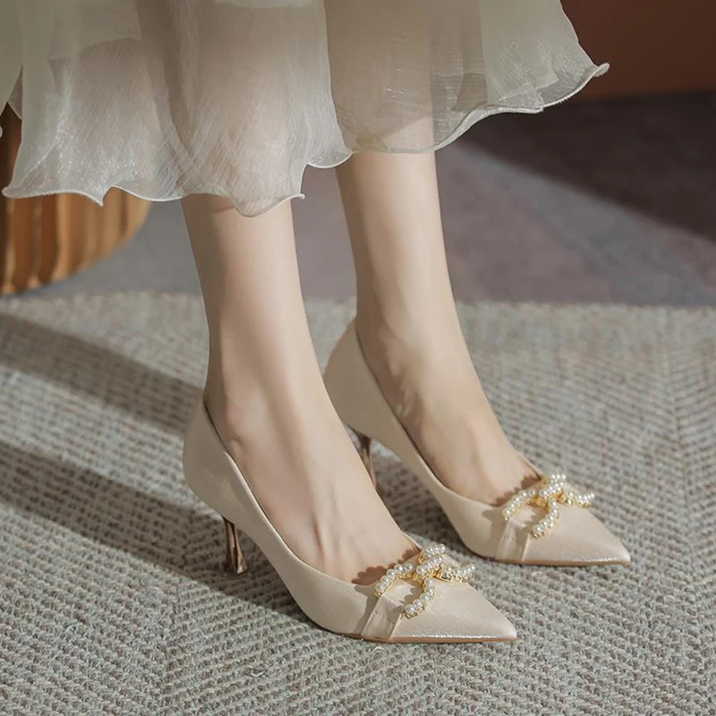 

Женские модные туфли на высоком каблуке с острым носком