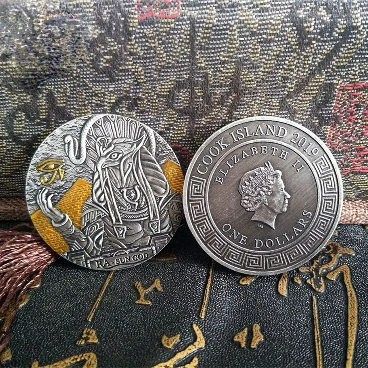 

Ancient Egypt Sun God and Elizabeth II Head Portrait Silver Coins Commemorative Coin Tourist Souvenir Metal Crafts