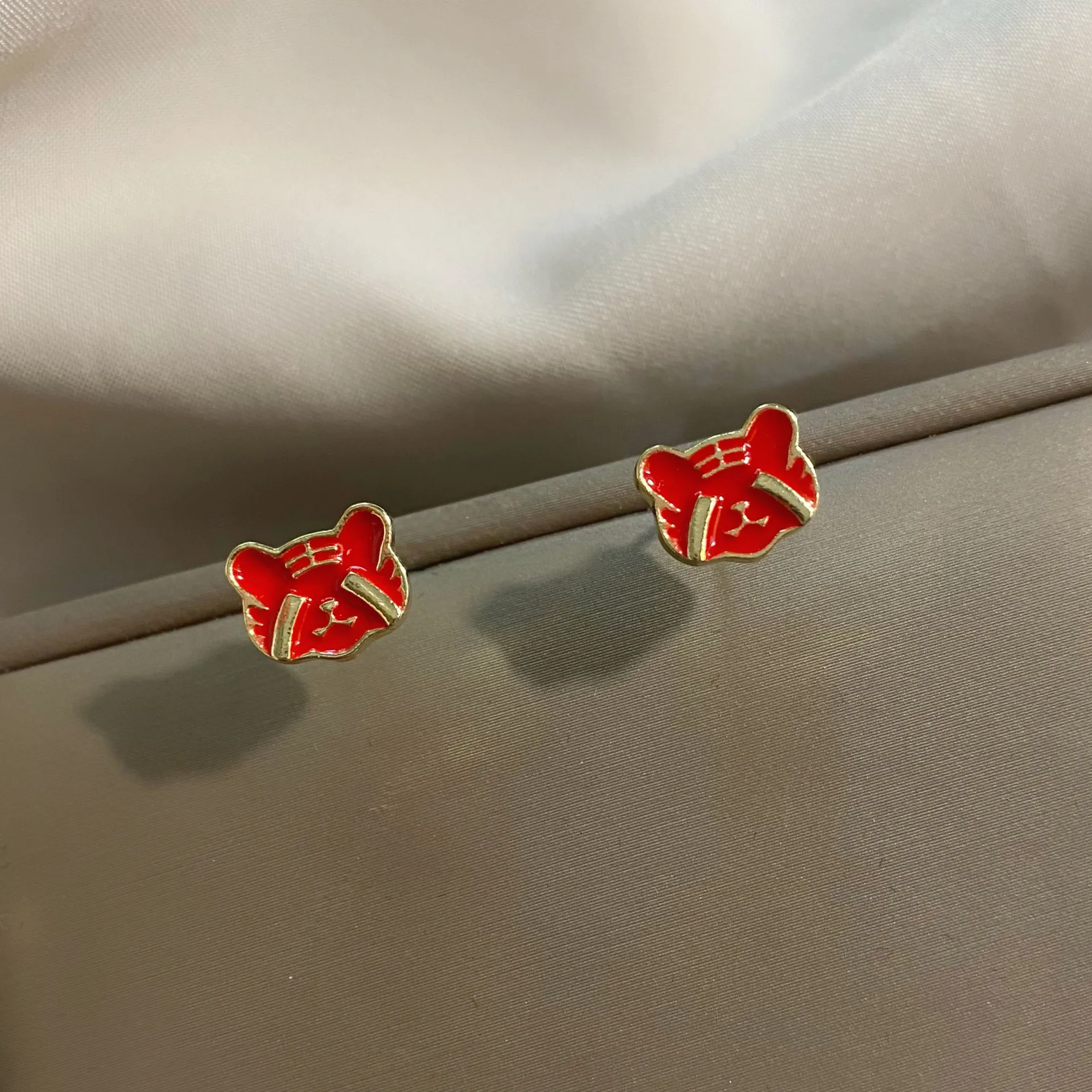 

2022 new Zodiac little tiger Earrings female S925 silver needle cute and small year of the tiger Earrings minority design