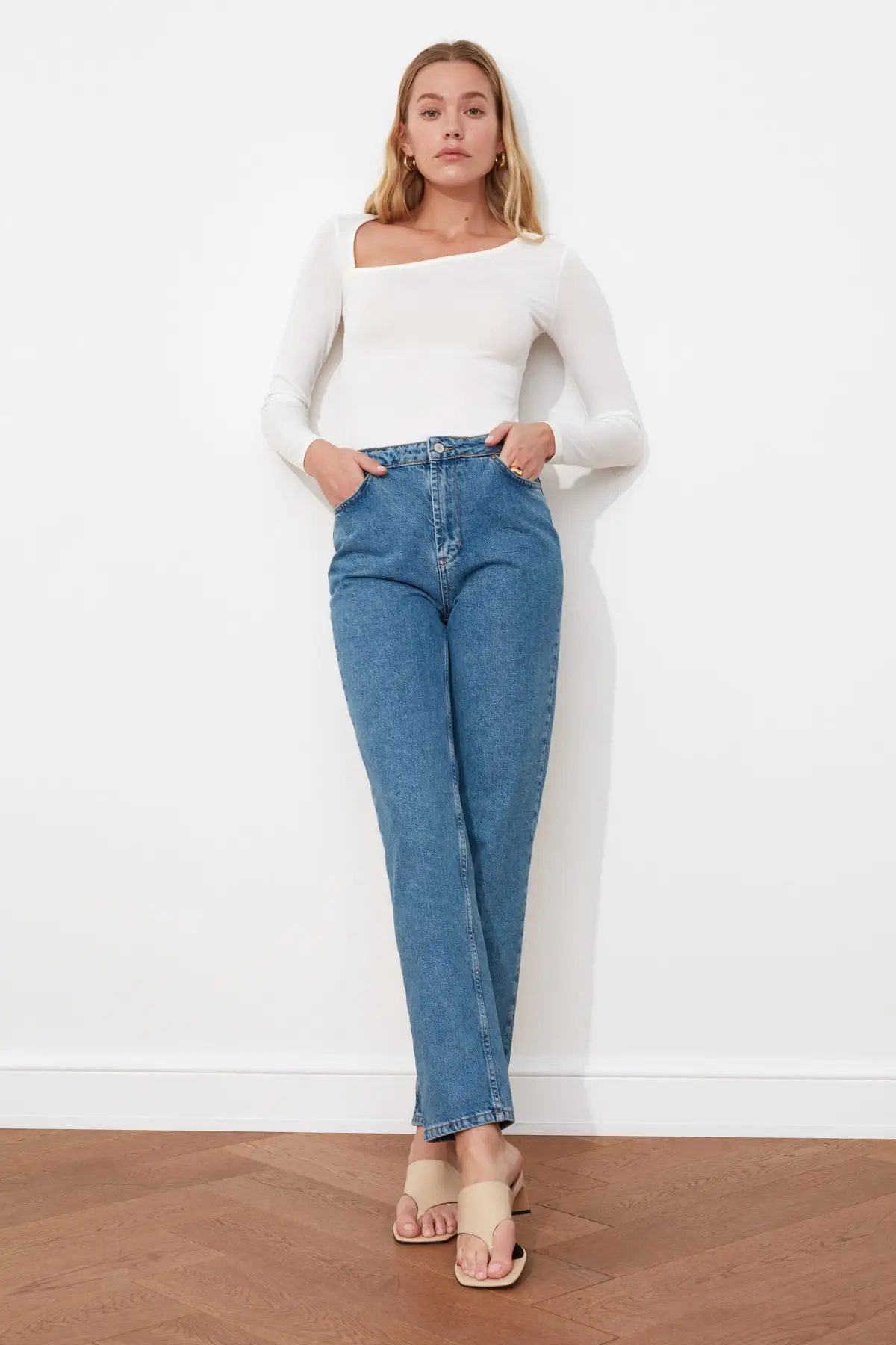 

Trendyol Detail at Waist High Waist Tight Straight Jeans TWOSS21JE0085
