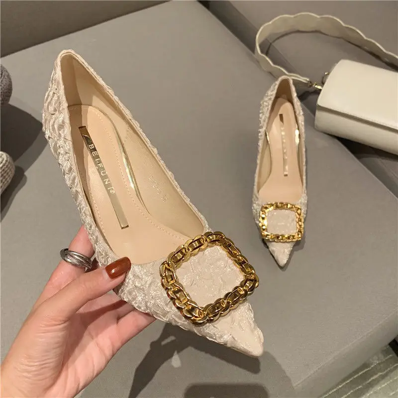 In 2021, the new pointy shoes and spring pumps have a sense of design. The niche temperament goddess Fan French  white heels