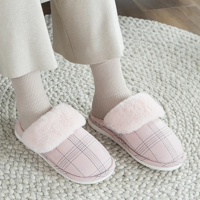 pink Теплая мужская зимняя обувь; домашние тапочки с мехом; домашние тапочки для спальни; хлопковые плюшевые тапочки; мягкая нескользящая обувь для пар в мелкую клетку - Цвет: pink