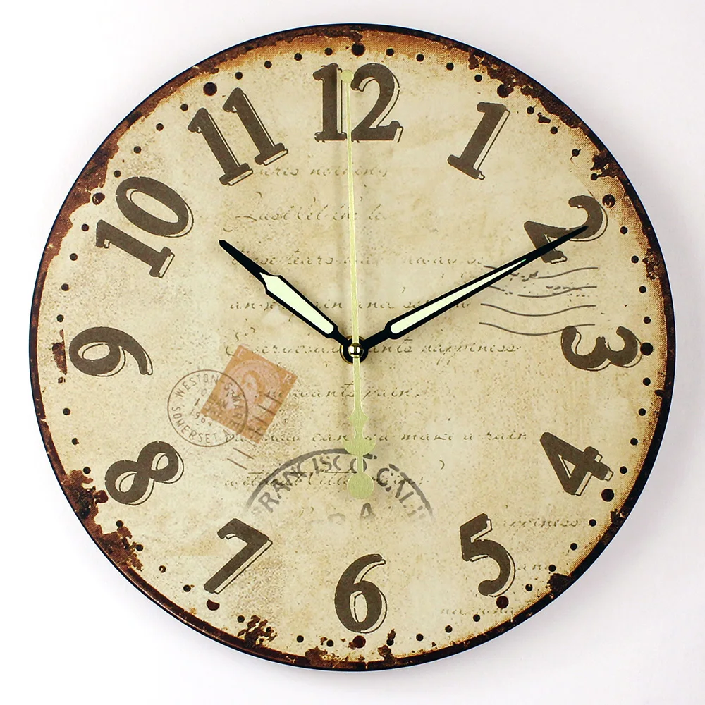 Спальня в старинном стиле с декоративными настенными часами обеспечивает тихий