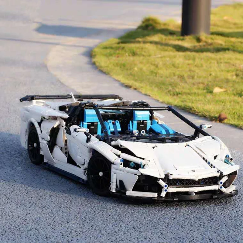 В наличии белый Lamborghinis MOC-17698 с оригинальной коробкой Aventador SVJ Roadster bricks Technic 42115