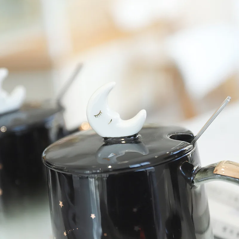 Керамические чашки с изображением простого градиентного неба крышкой и ложкой