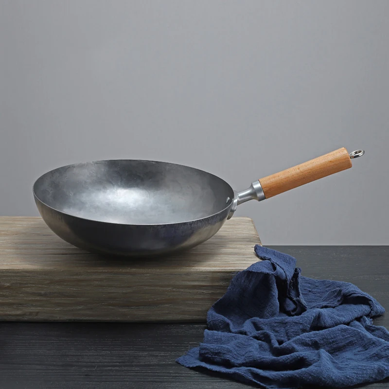 сковорода-вок. вок работ. вок работ. сковородка с едой. рыба на сковороде.