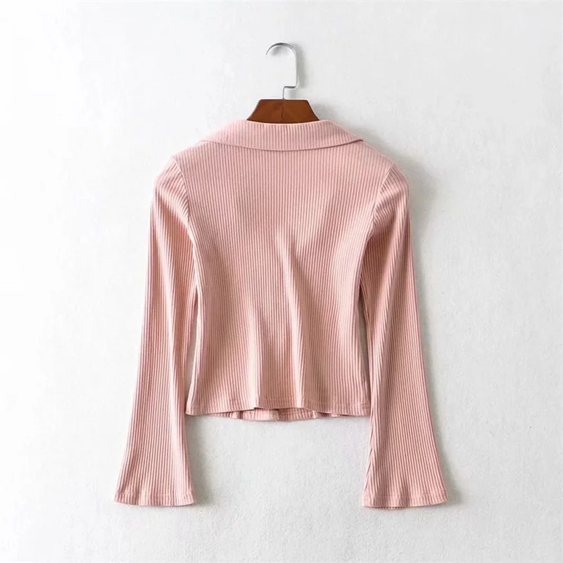 Женский топ в рубчик с воротником на пуговицах и небольшим Расклешенным рукавом