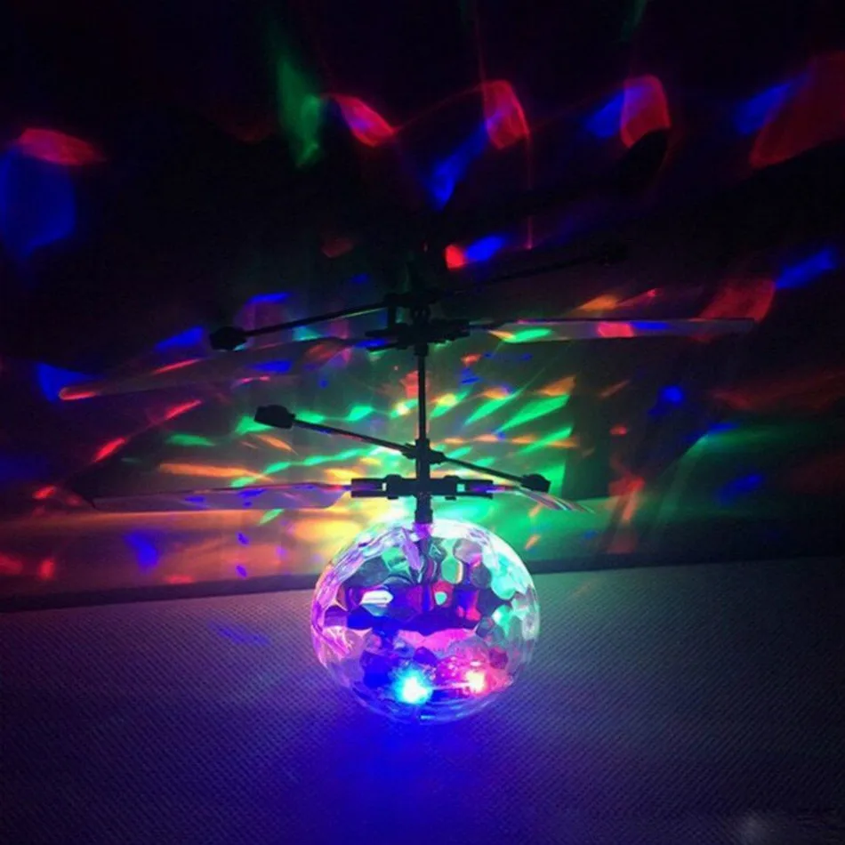 Летающий мяч светодиодный мигающего освещения Футбол Inflared Сенсор Управление