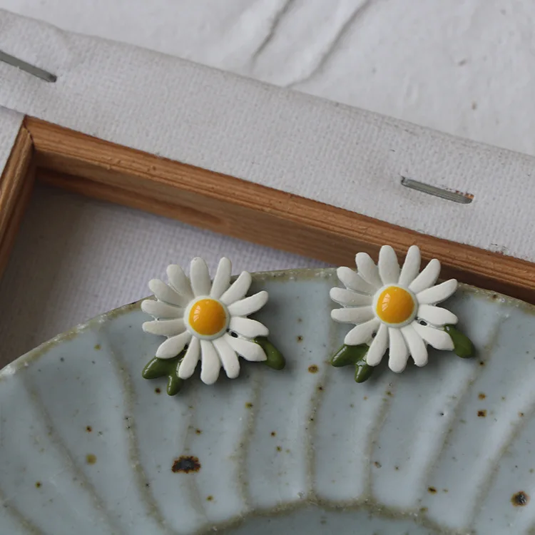 

2021 new style Small Daisy Silver Needle Earrings Fresh Forest Gentle Earrings Women's Sweet Simple Fashion Earrings