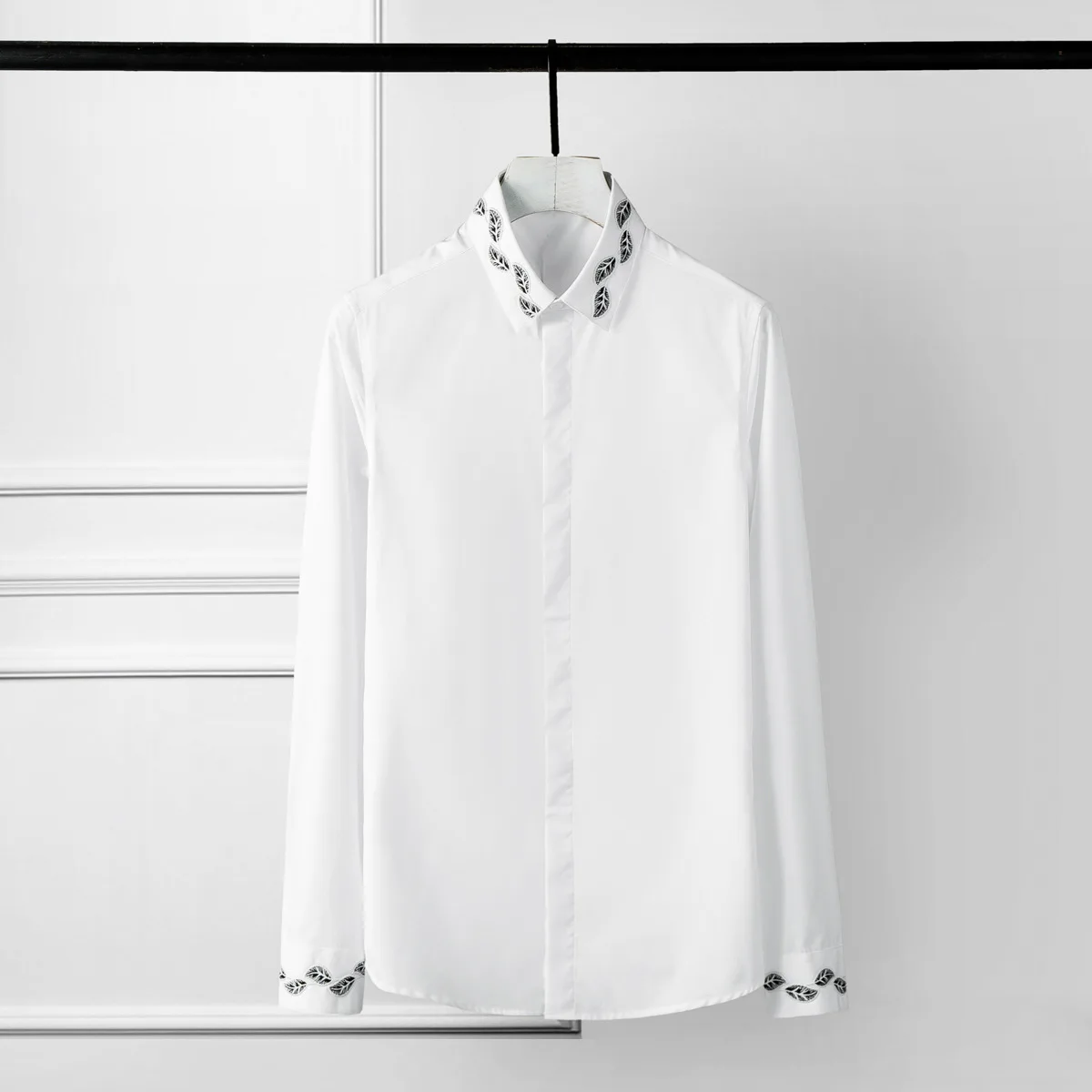 Рубашка мужская черная белая с вышивкой листьев и длинным рукавом размера плюс |