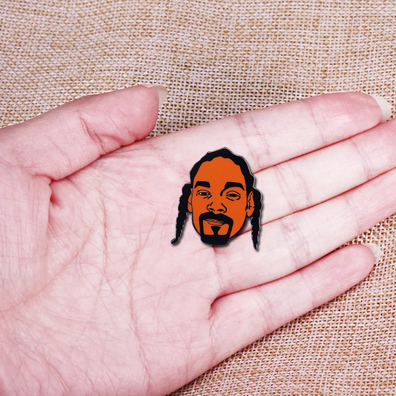 Этот лацкан напомнит нам о самых известных в критическом стиле альбомах со