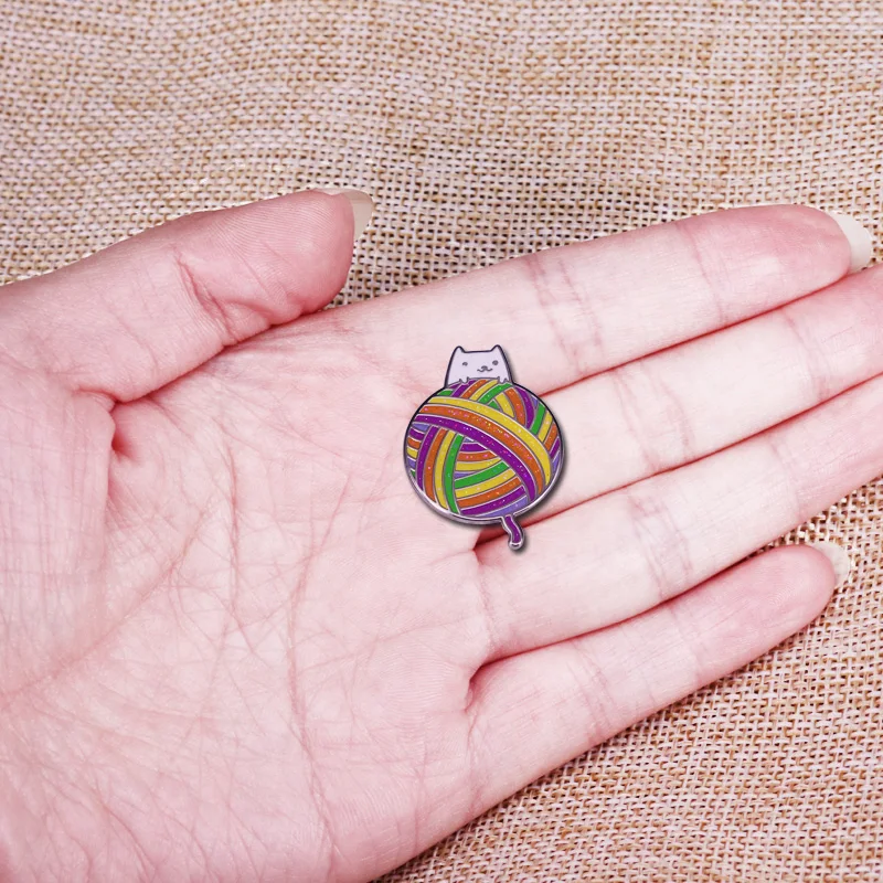 Этот кот любит заколку из пряжи показывая вашу привязку как к волокнам так и