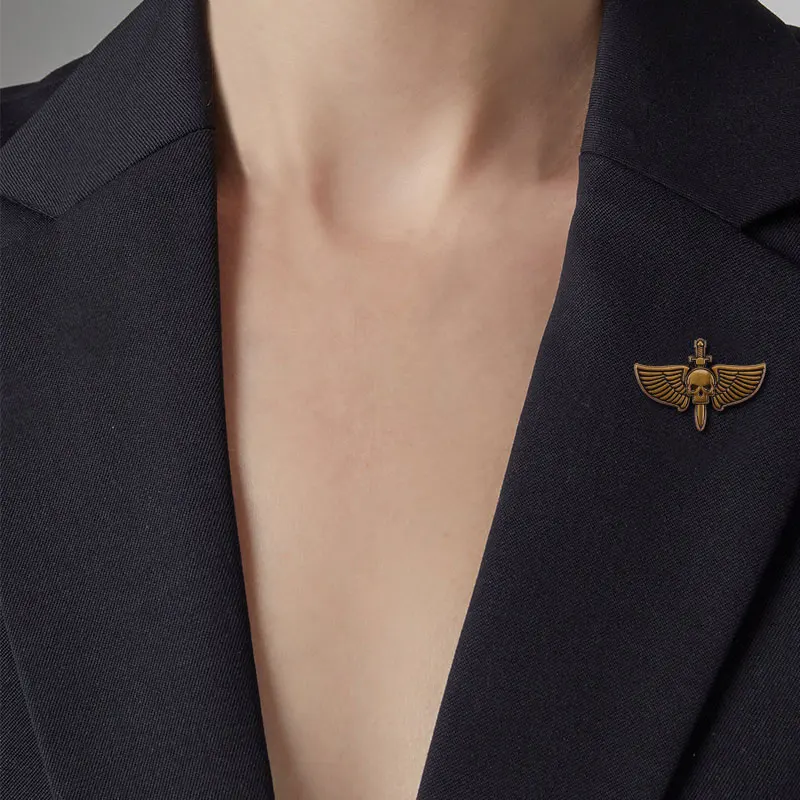 Винтажный значок с крылатым черепом мечом в стиле ретро темный готический на