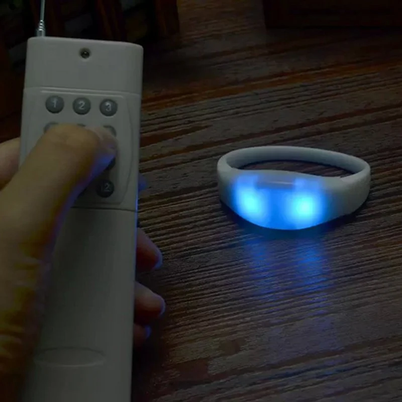 Белые силиконовые браслеты со светодиодной подсветкой меняющие цвет RGB с пультом