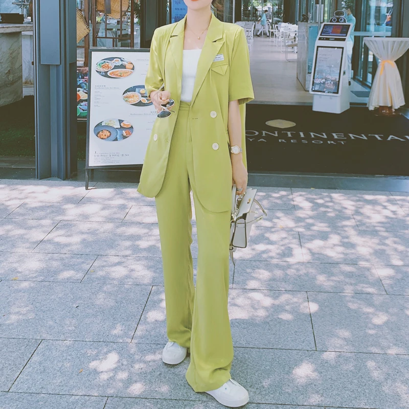 

Женский летний костюм из двух предметов: топ и брюки с широкими штанинами