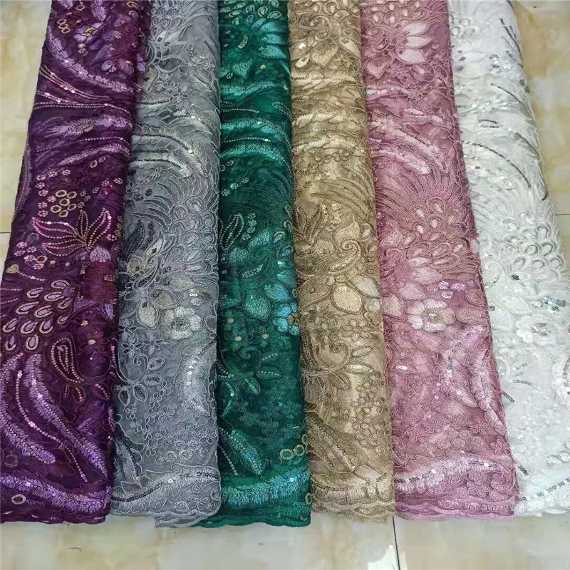 Белые модельные туфли в африканском стиле комплекте с пайетками на тюлевом