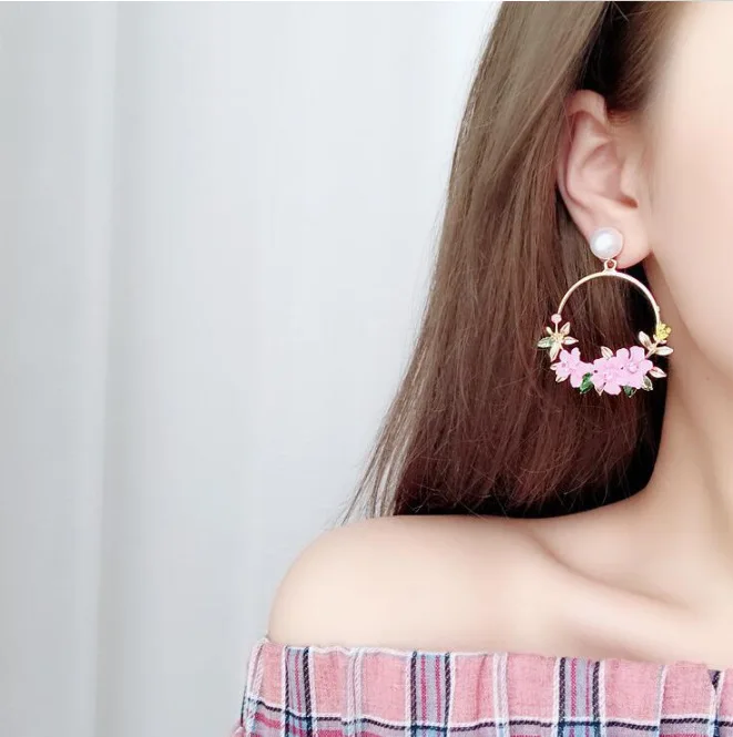 

2021 Korean Fashion Cute Pink Flower Earrings For Women Elegant Statement Gold Metal Round Circle Drop Earrings Wedding Jewelry