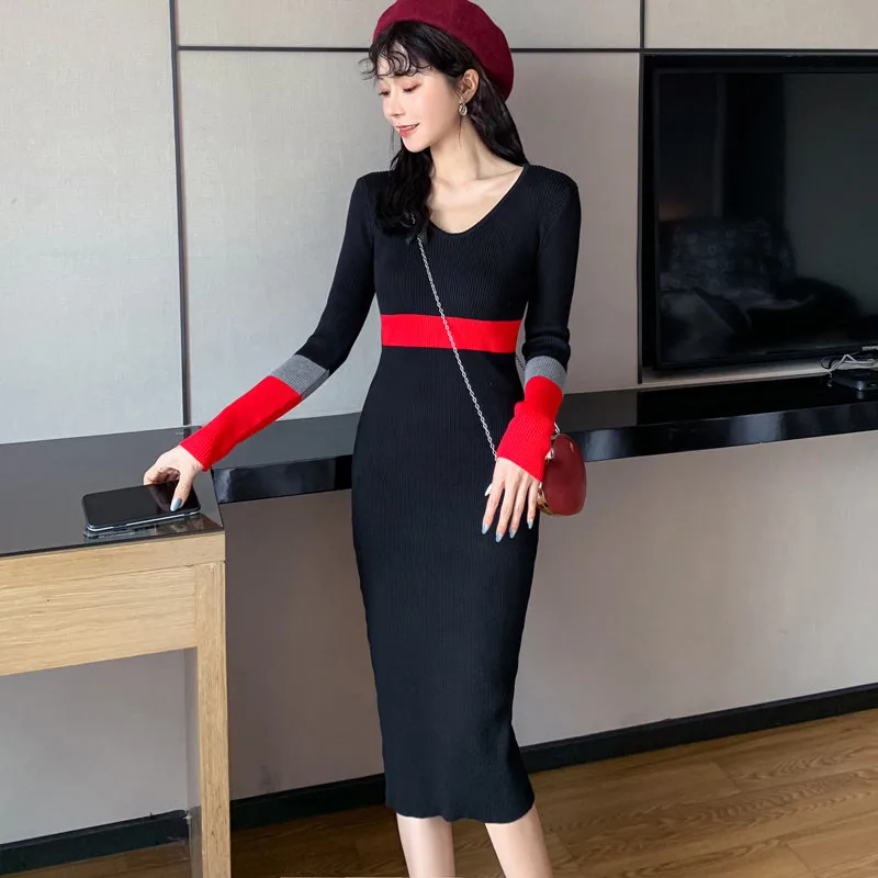 Женское трикотажное платье-свитер средней длины с V-образным вырезом | Женская