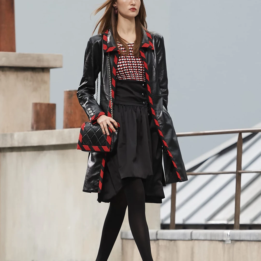 

Женский Длинный Тренч из 100% овечьей кожи в красную и черную полоску с отложным воротником