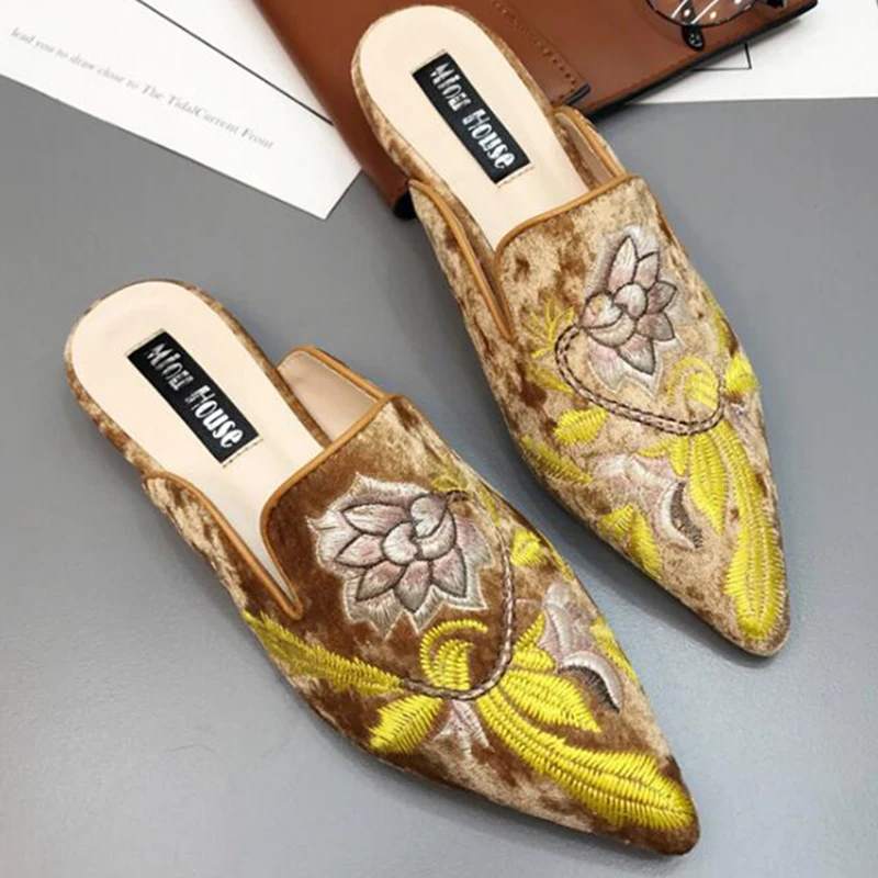 Женские летние тапочки с вышивкой в виде лепестков необычные туфли острым носком