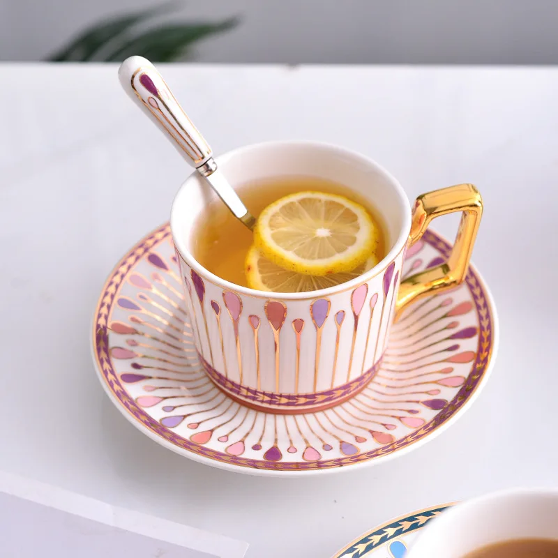 

Европейский стиль Пномпень Благородная керамическая кофейная чашка и блюдце набор модный Британский цветочный узор послеобеденный чай ча...