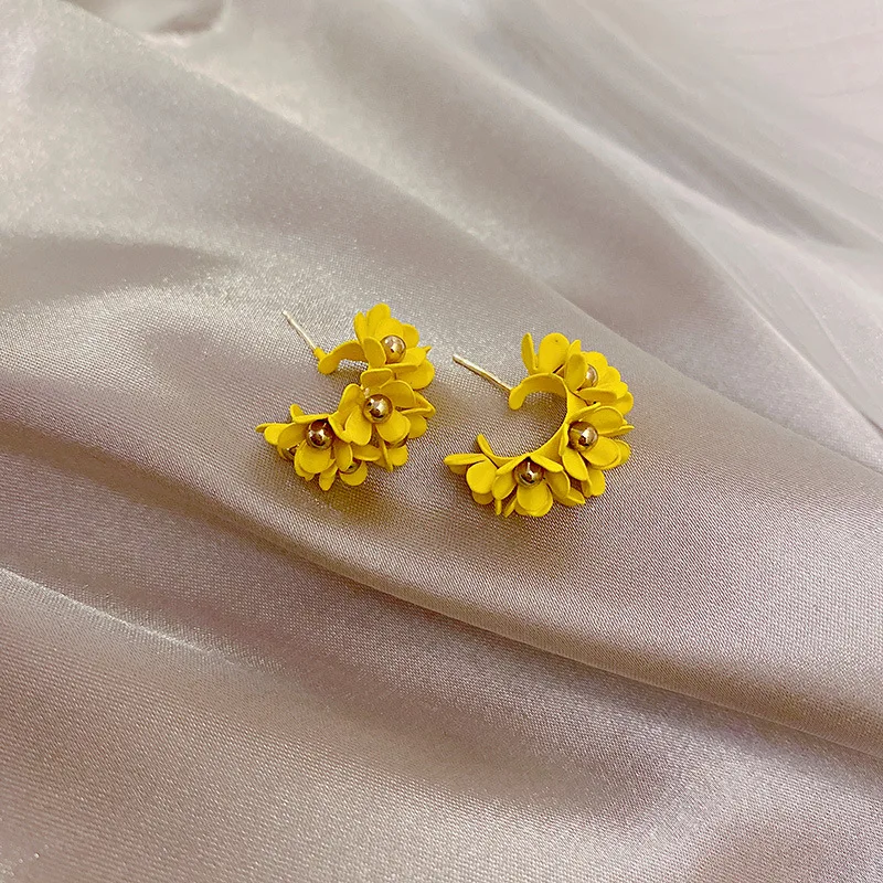 Красные цветочные серьги гвоздики дизайнерские Лепестковые 2020 новые