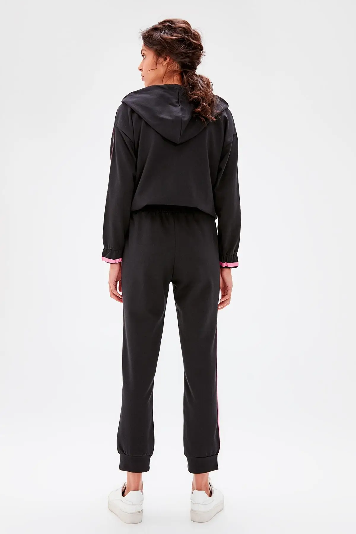 Trendyol черные трикотажные спортивные штаны с рельефной лентой TWOAW20EA0032 | Спорт и